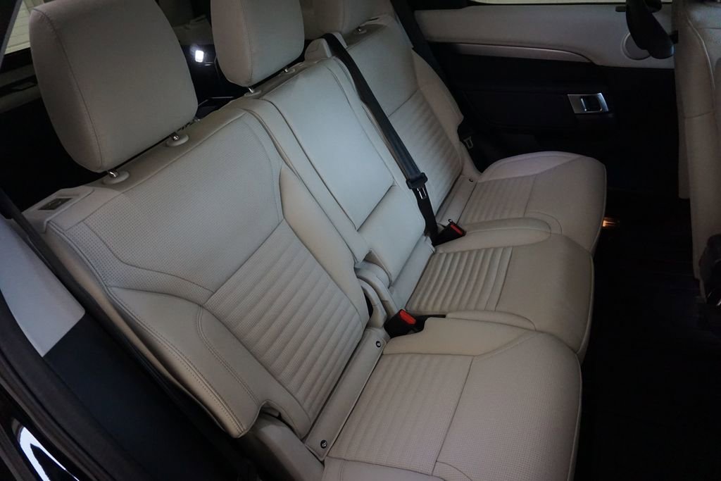 New 2025 Land Rover Discovery Dynamic SE image 27