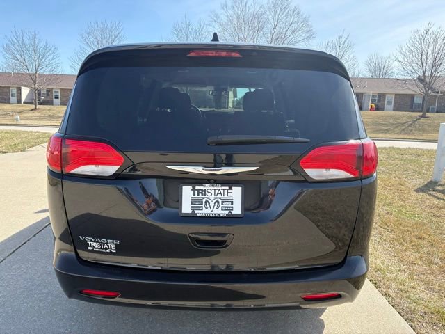 Used 2023 Chrysler Voyager LX image 5