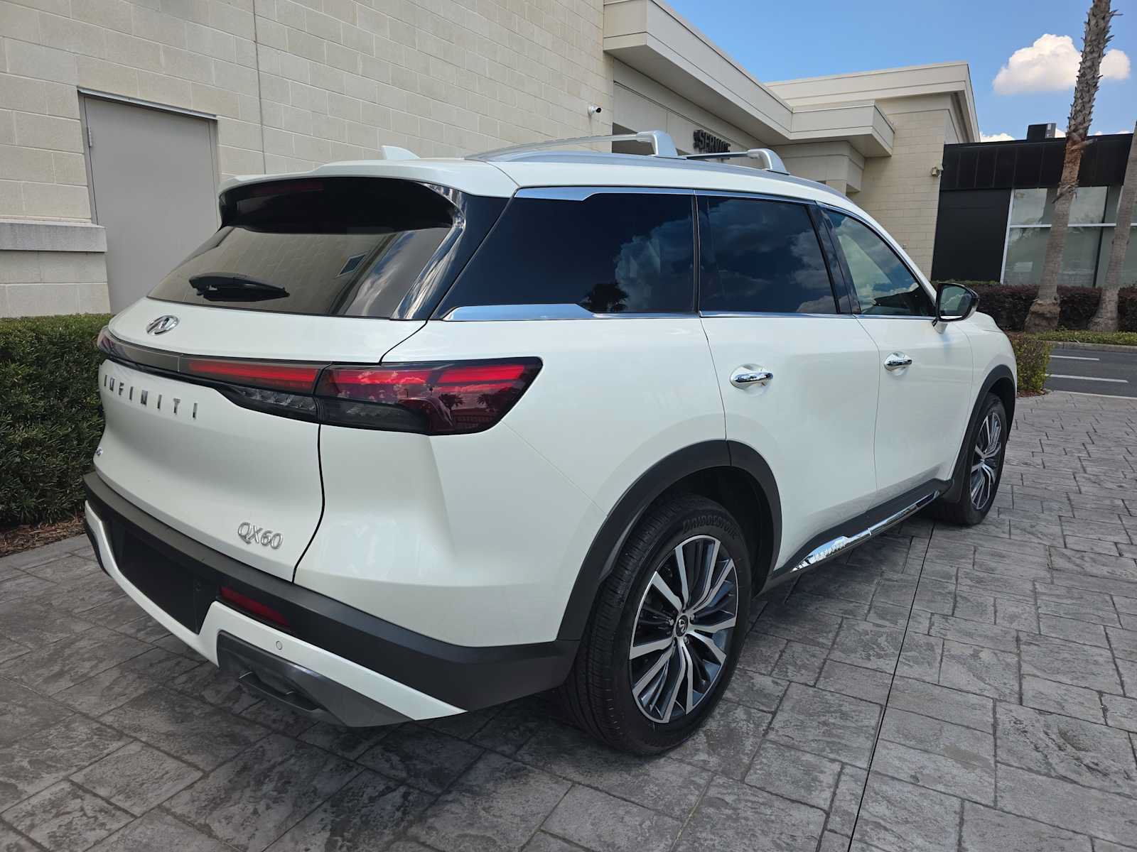Used 2025 INFINITI QX60 Sensory AWD/4WD image 3
