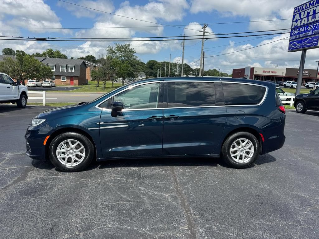 Used 2023 Chrysler Pacifica Touring-L FWD image 2