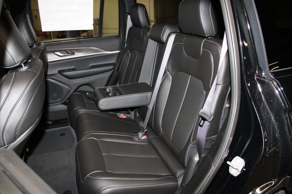 New 2025 Jeep Grand Cherokee Limited w/ Luxury Tech Group II image 28