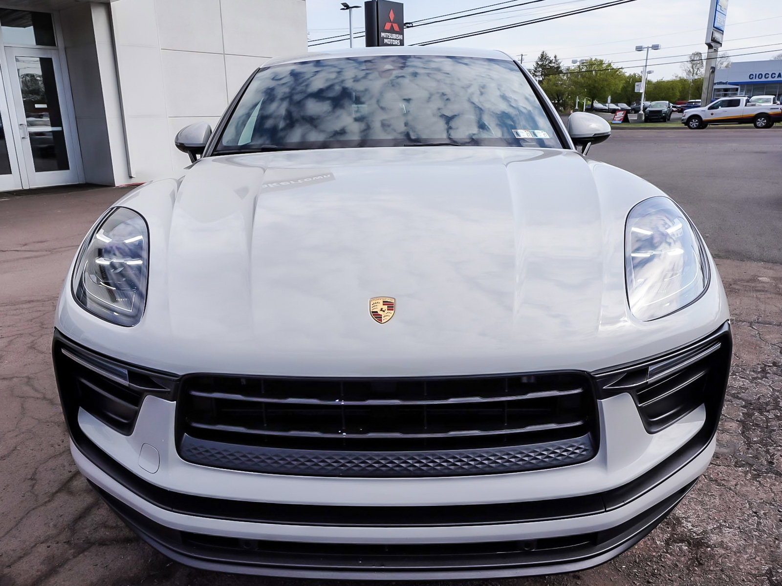 Used 2022 Porsche Macan AWD/4WD image 2
