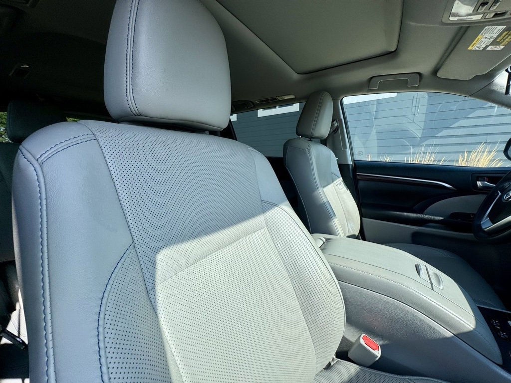 Used 2016 Toyota Highlander Limited image 23