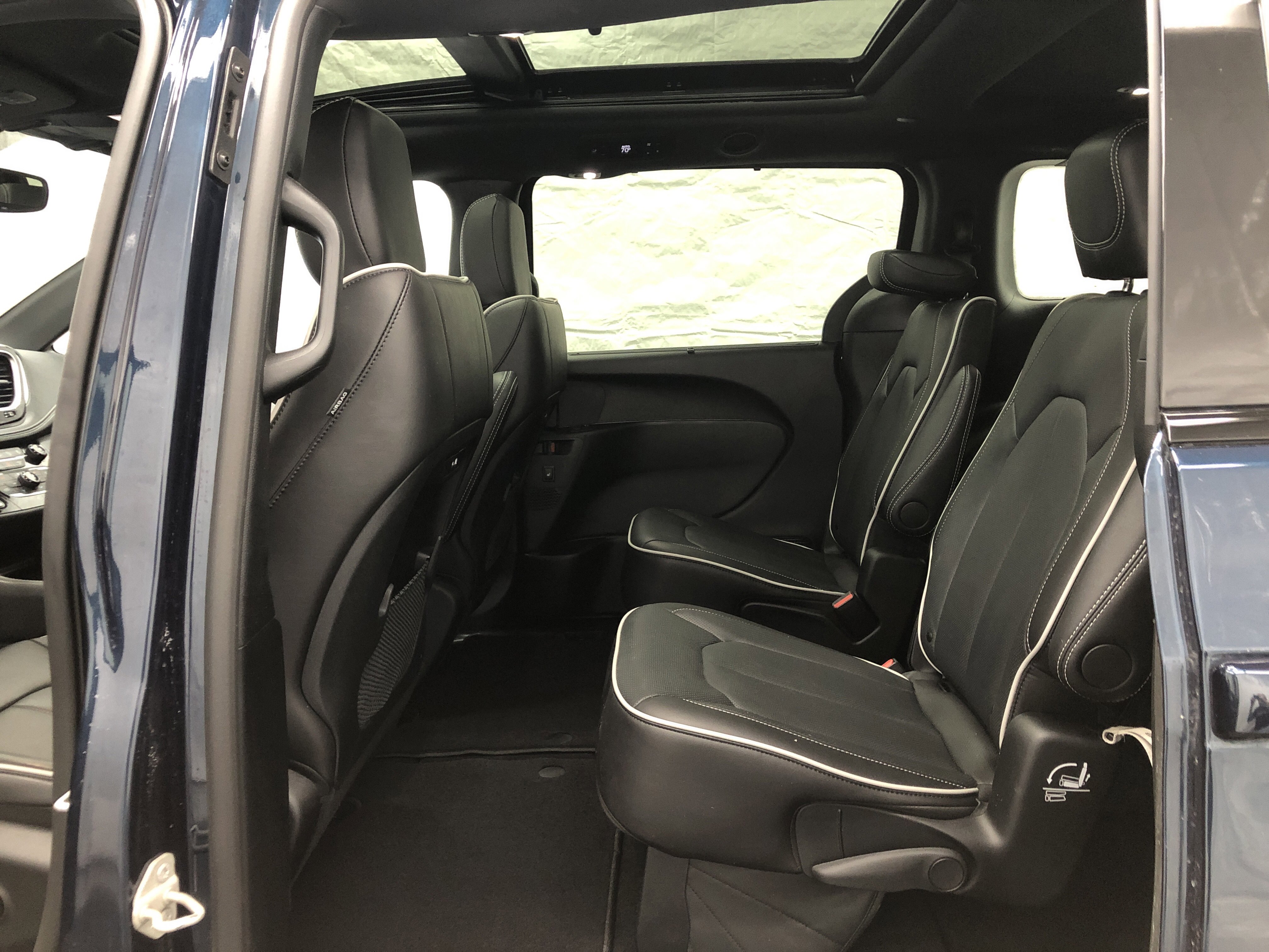 Certified 2025 Chrysler Pacifica Limited FWD image 12