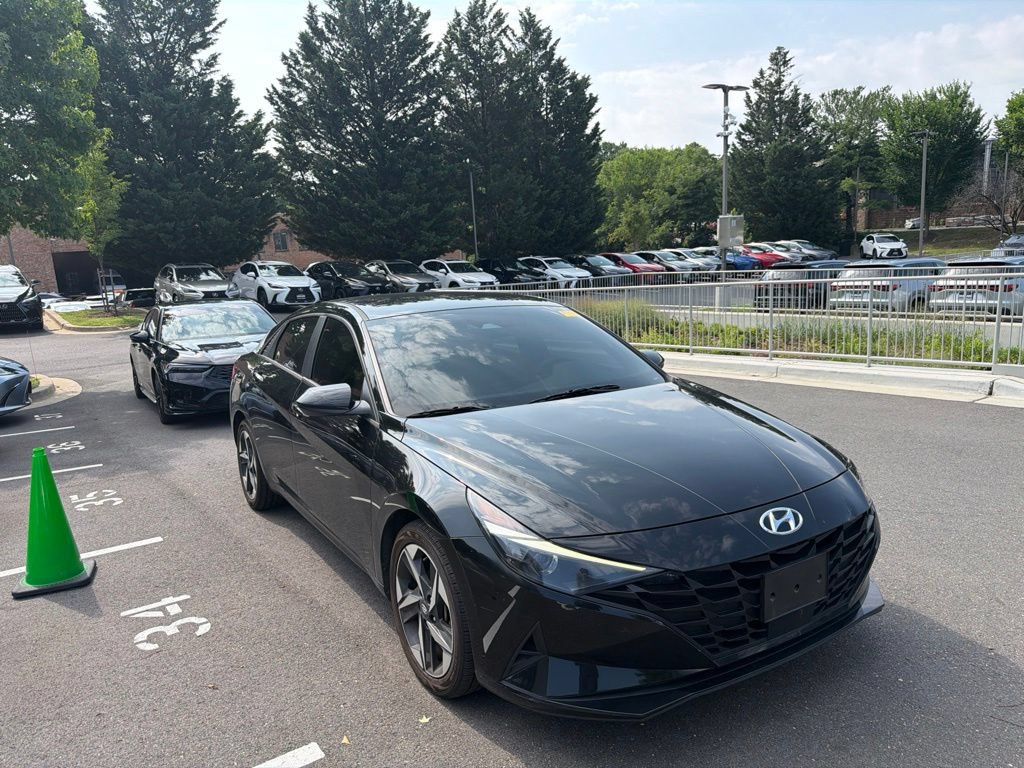 Used 2023 Hyundai Elantra SEL w/ Convenience Package FWD image 3