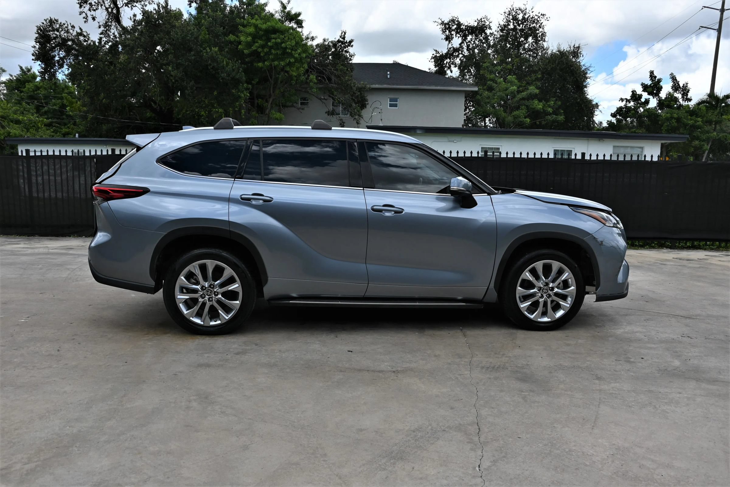 Used 2023 Toyota Highlander Limited FWD image 5