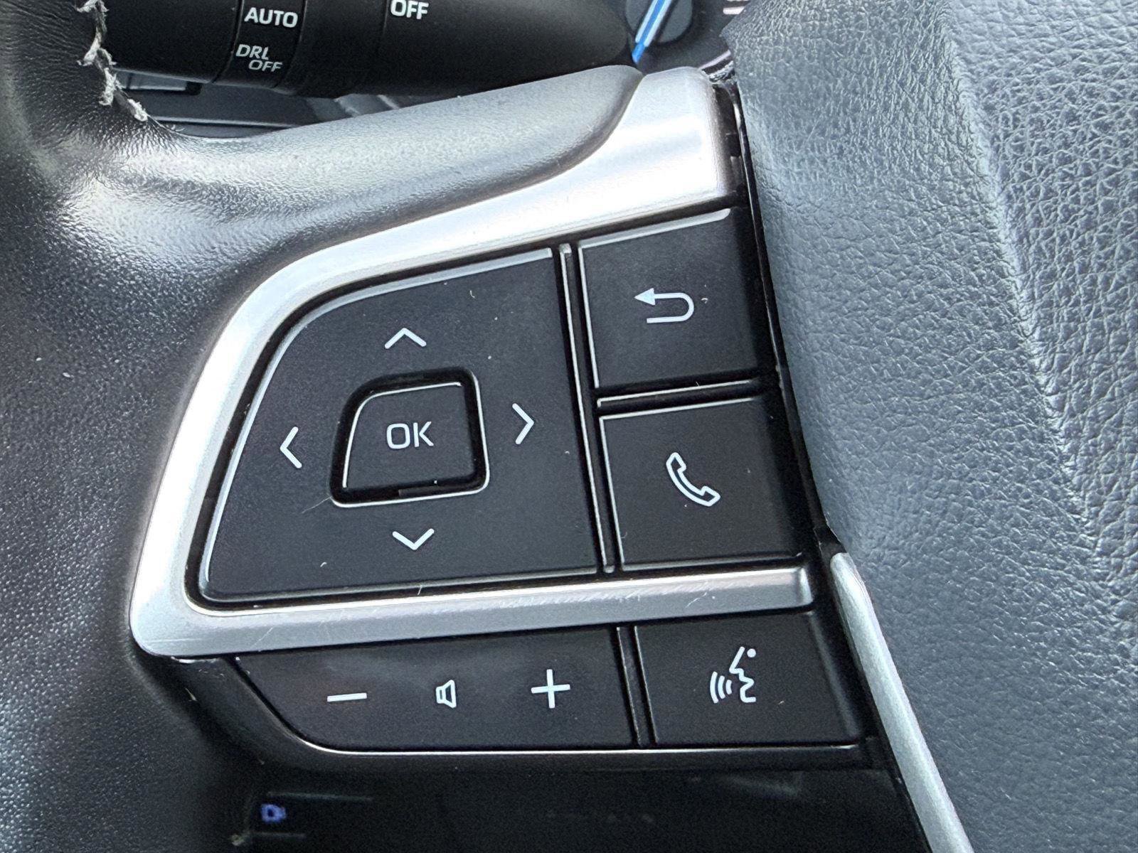 Used 2022 Toyota Highlander XLE AWD/4WD image 21
