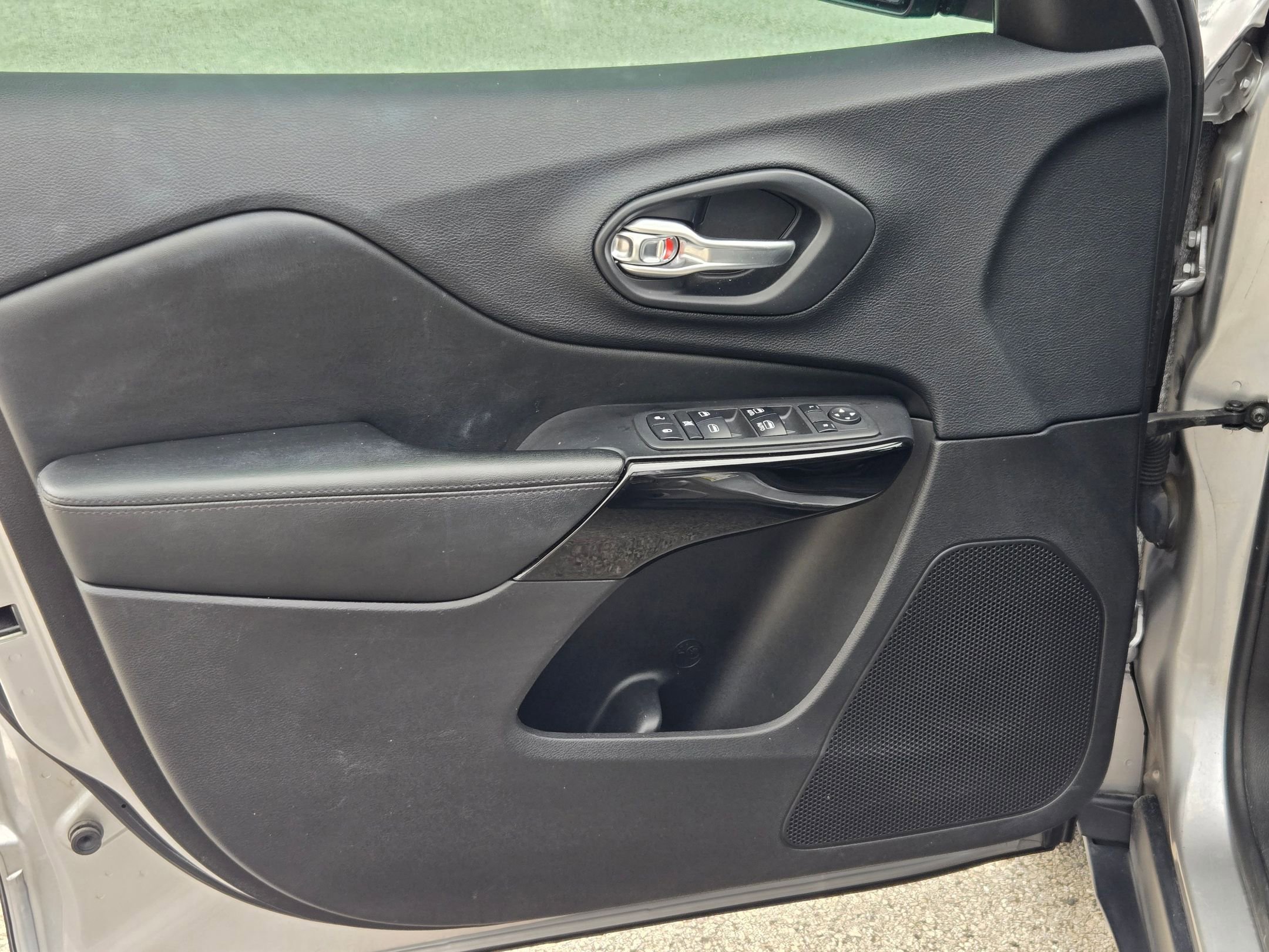Used 2019 Jeep Cherokee Latitude Plus FWD image 7