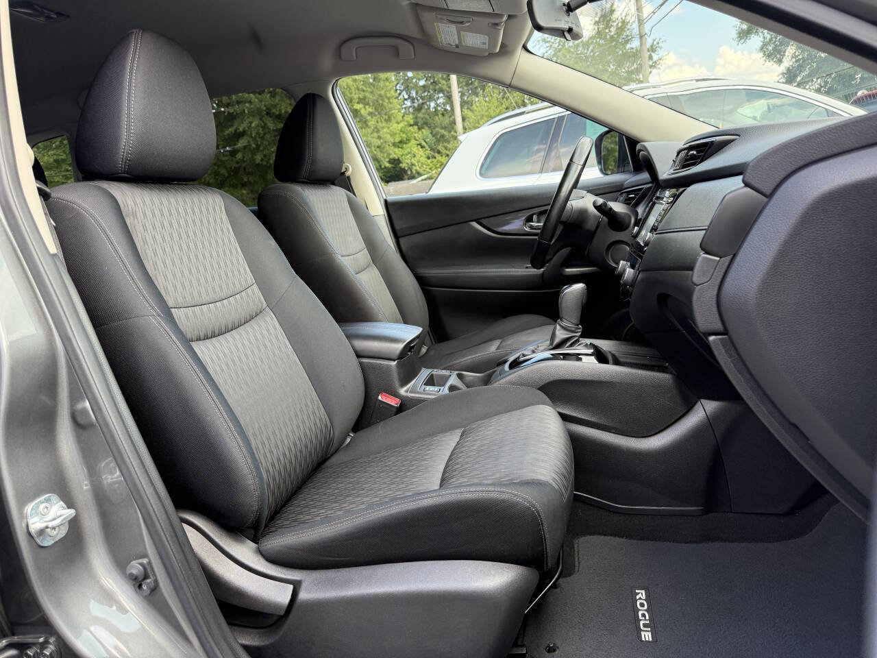 Used 2017 Nissan Rogue SV w/ SV Premium Package image 14