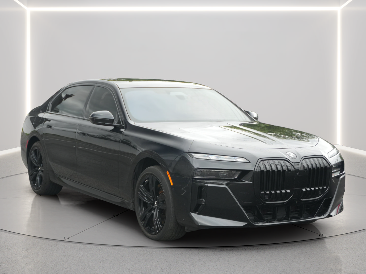 Used 2023 BMW 760i xDrive w/ Executive Package AWD/4WD image 7