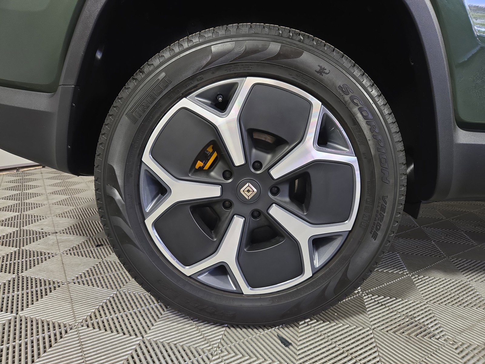Used 2024 Rivian R1S Adventure AWD/4WD image 12