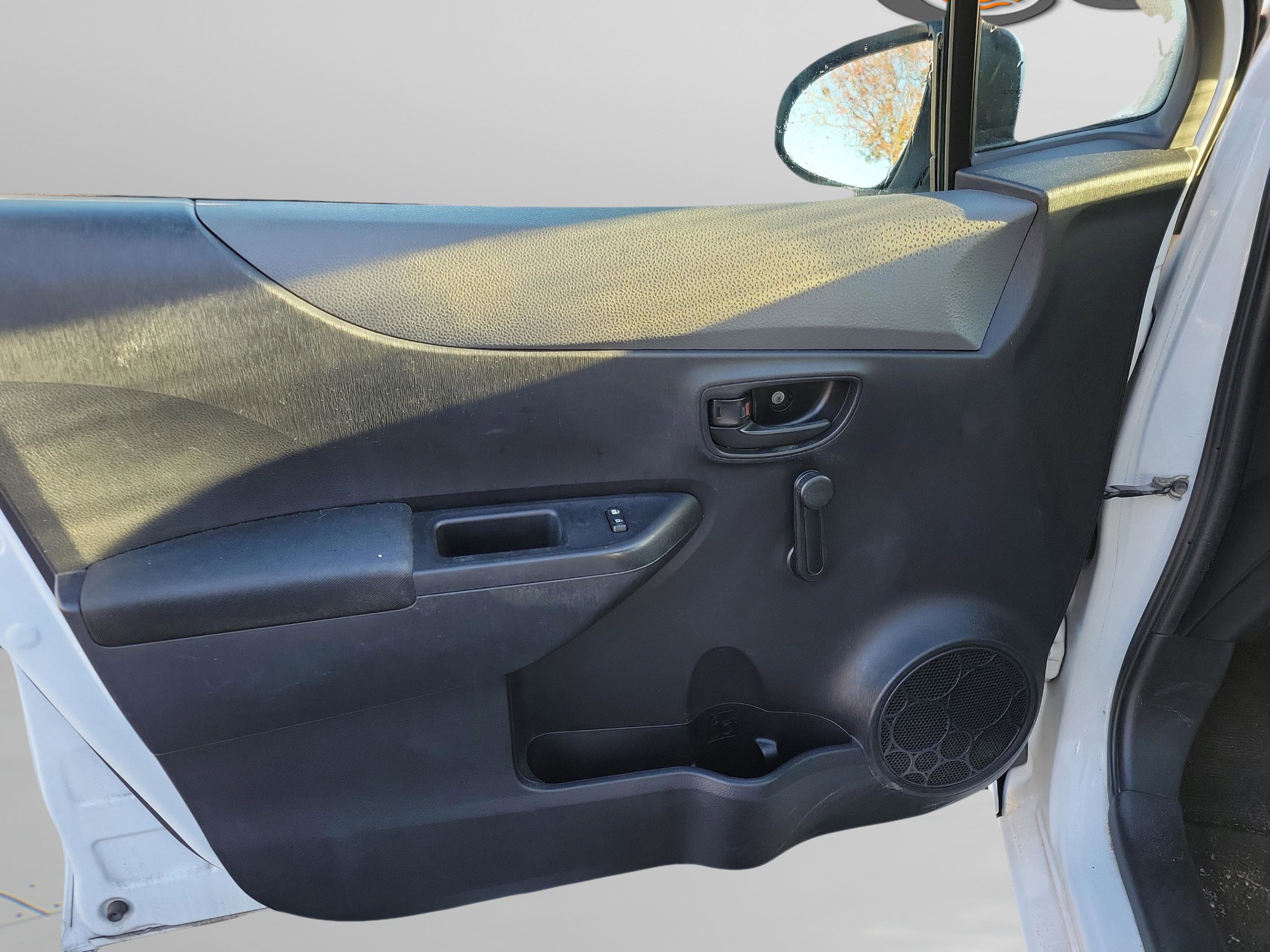 Used 2014 Toyota Yaris L FWD image 11