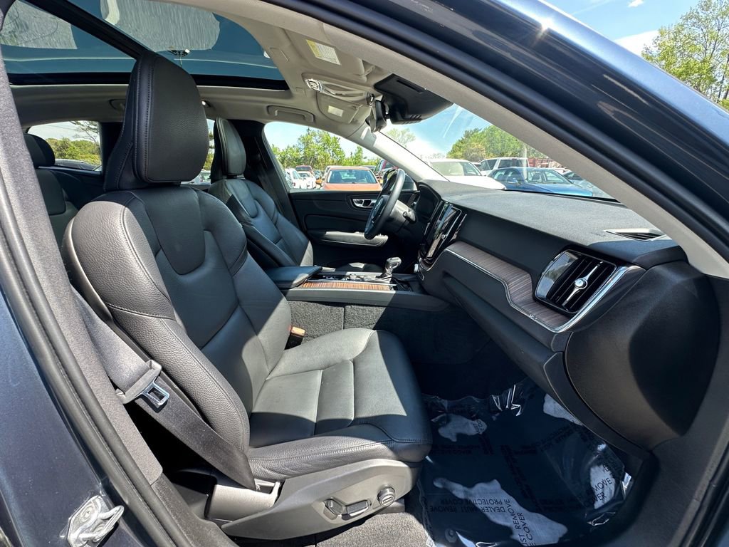 Used 2021 Volvo XC60 T5 Momentum image 22