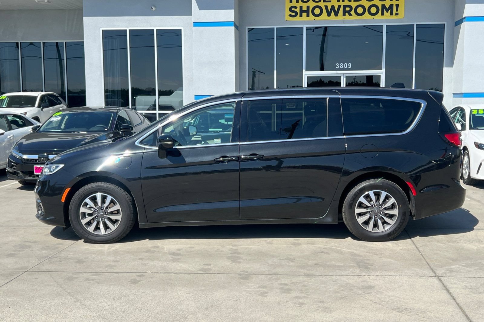 Used 2024 Chrysler Pacifica Limited FWD image 8
