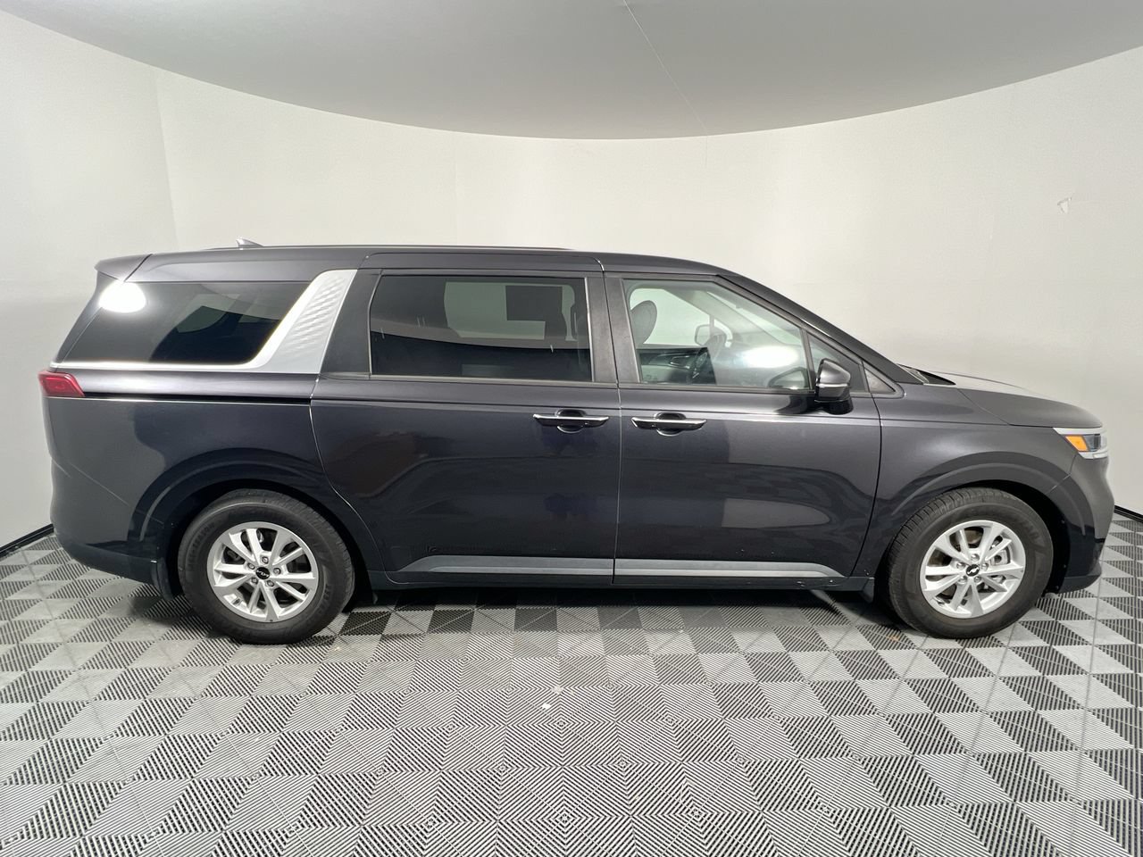 Certified 2024 Kia Carnival LX FWD image 2