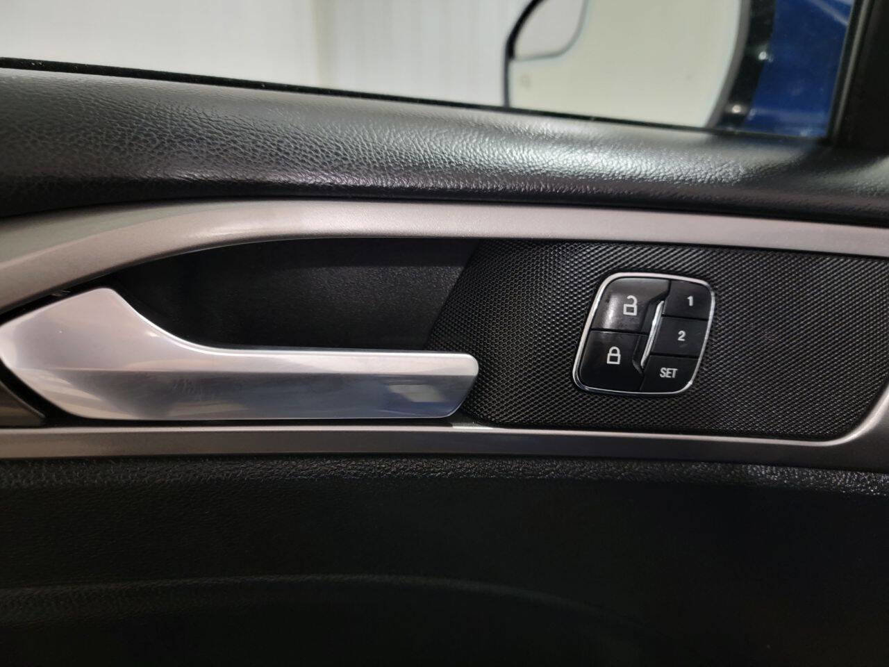 Used 2017 Ford Fusion SE w/ Fusion SE Technology Package FWD image 11