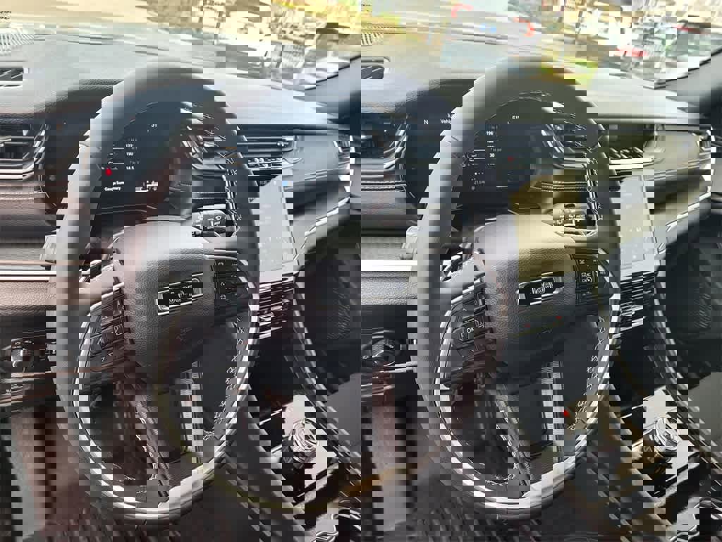 Used 2024 Jeep Grand Cherokee Laredo X image 9