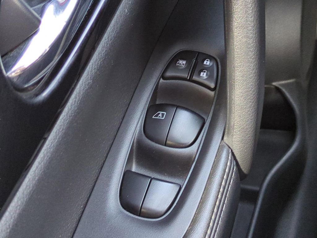 Certified 2018 Nissan Rogue Sport SV image 21