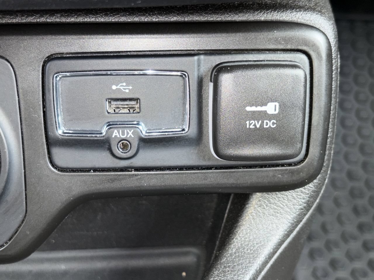 Used 2023 Jeep Renegade Latitude AWD/4WD image 7