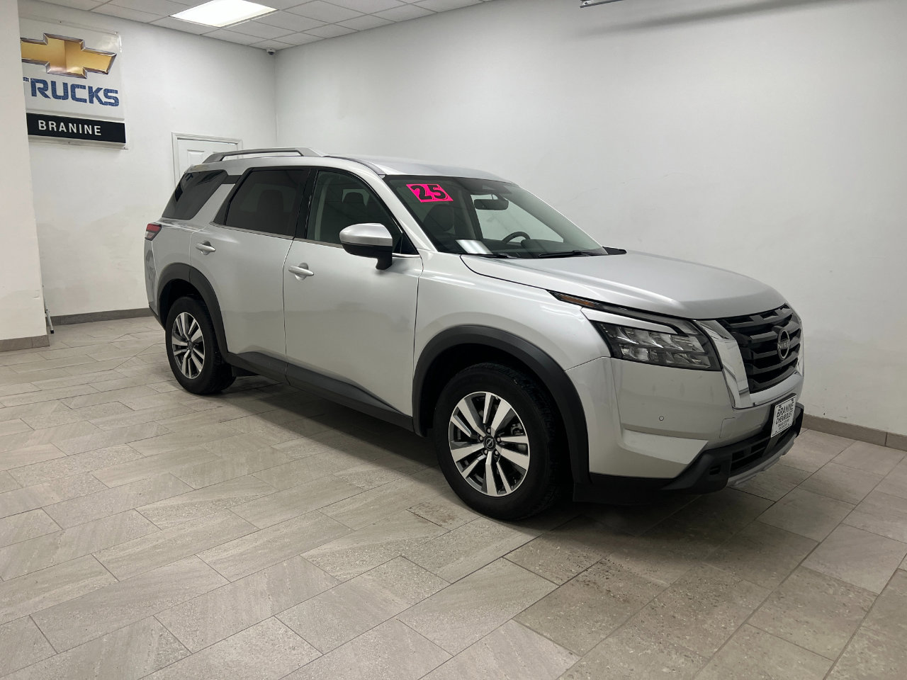 Used 2025 Nissan Pathfinder SL image 3