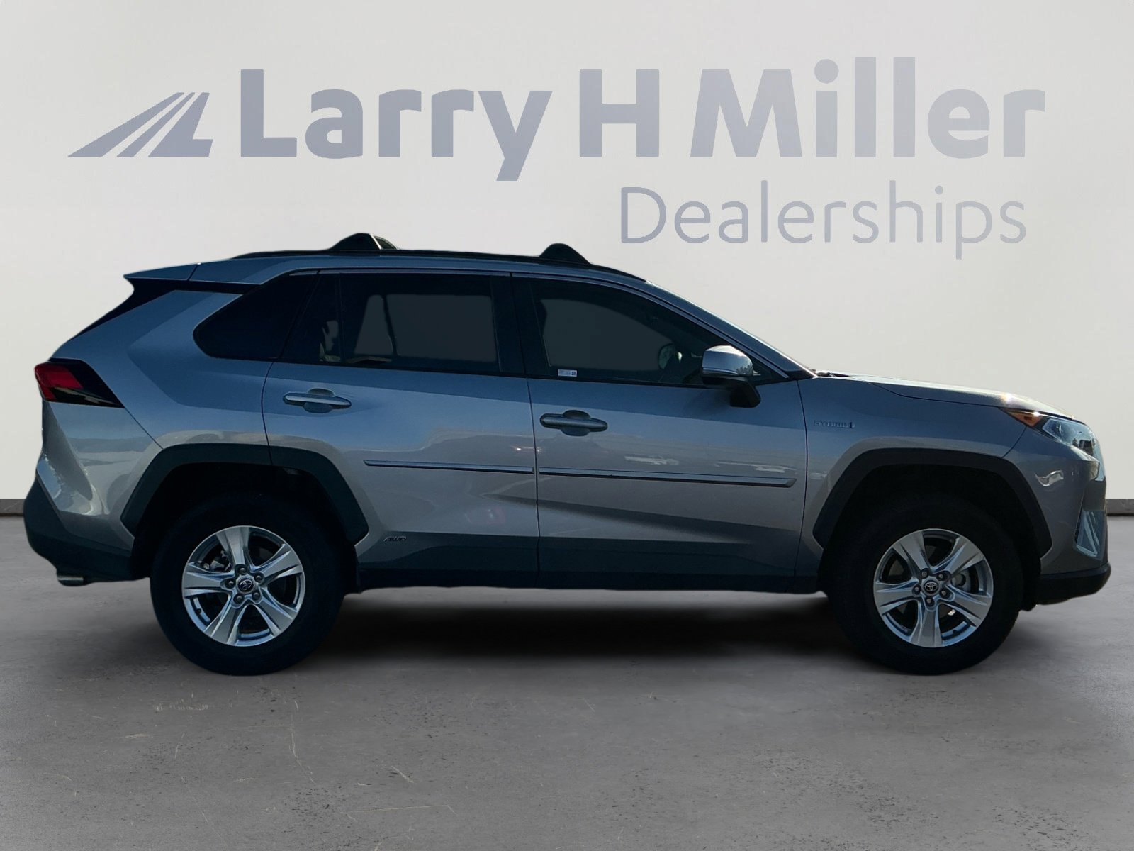 Used 2021 Toyota RAV4 XLE w/ Carpet Mat Package (TMS) image 6