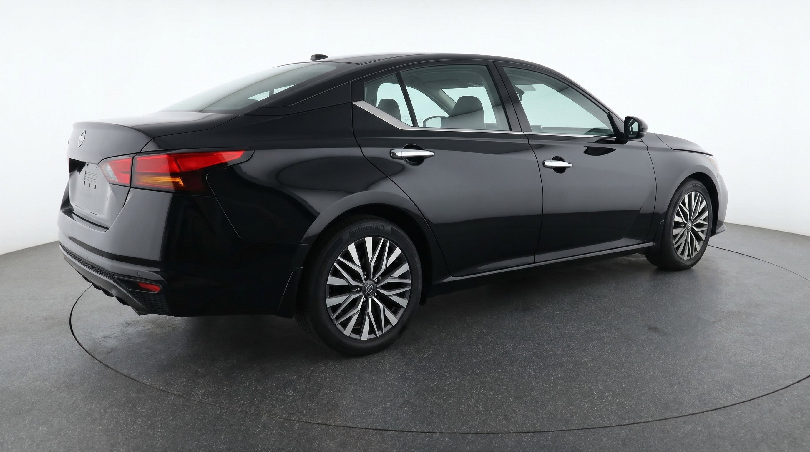 Used 2025 Nissan Altima 2.5 SV FWD image 9
