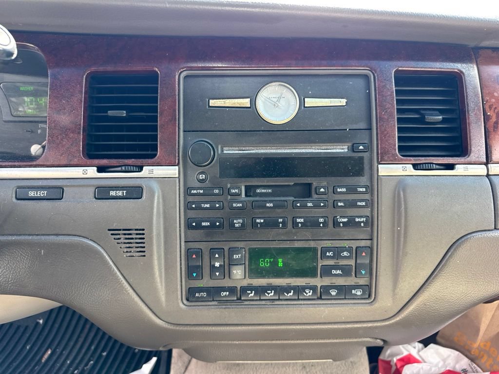 Used 2004 Lincoln Town Car Signature RWD image 12