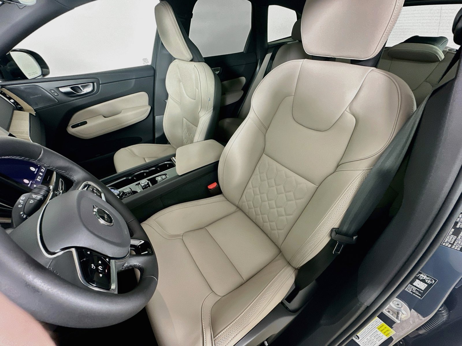 New 2027 Volvo XC60 B5 Plus AWD/4WD image 35