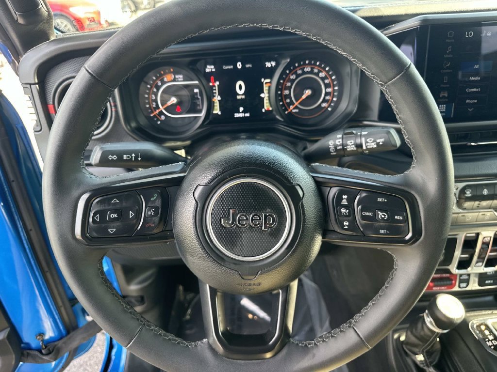 Used 2025 Jeep Wrangler Unlimited Rubicon w/ Convenience Group AWD/4WD image 21