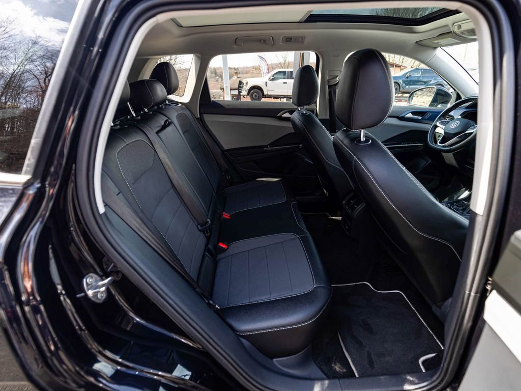 Used 2023 Volkswagen Taos SE w/ Panoramic Sunroof Package AWD/4WD image 27
