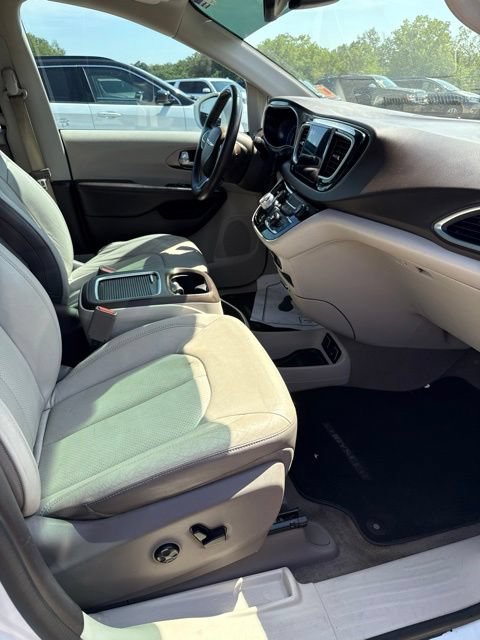 Used 2017 Chrysler Pacifica Touring-L Plus FWD image 14