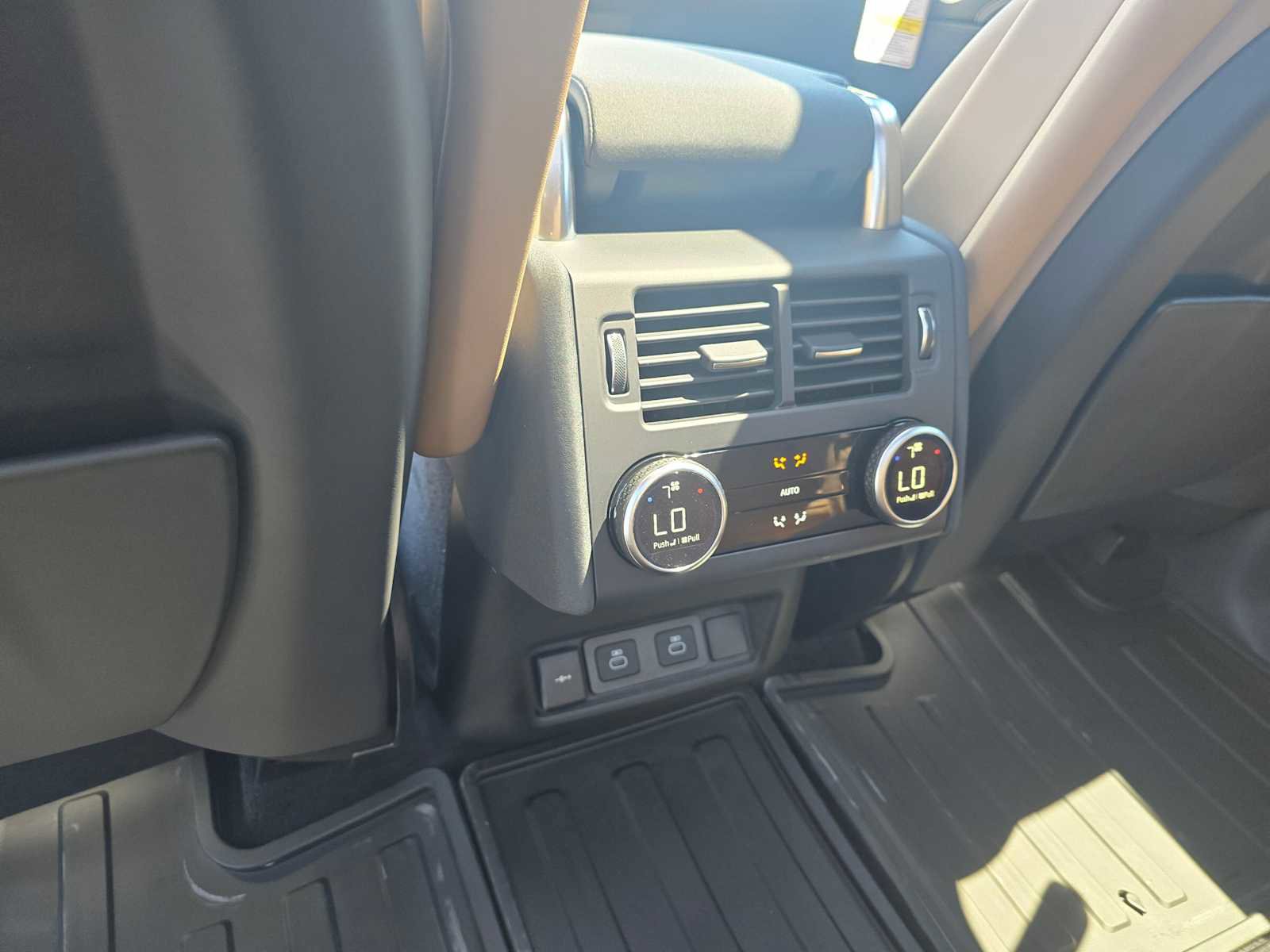 New 2025 Land Rover Discovery Dynamic SE image 22