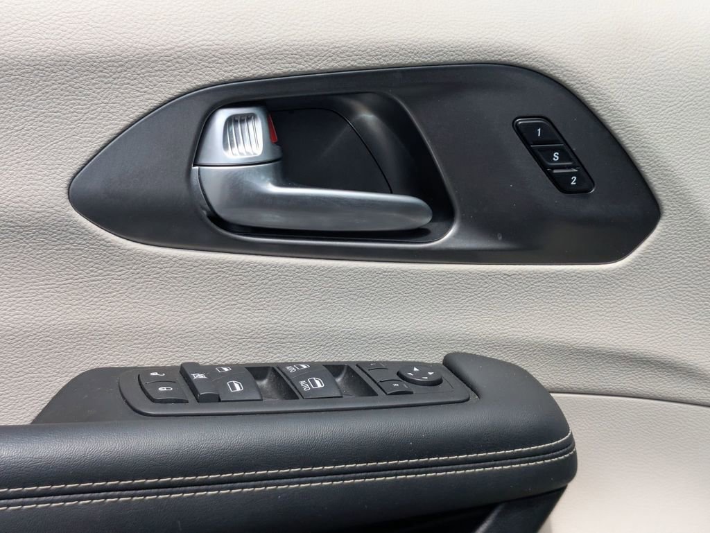 Used 2024 Chrysler Pacifica Touring-L image 13