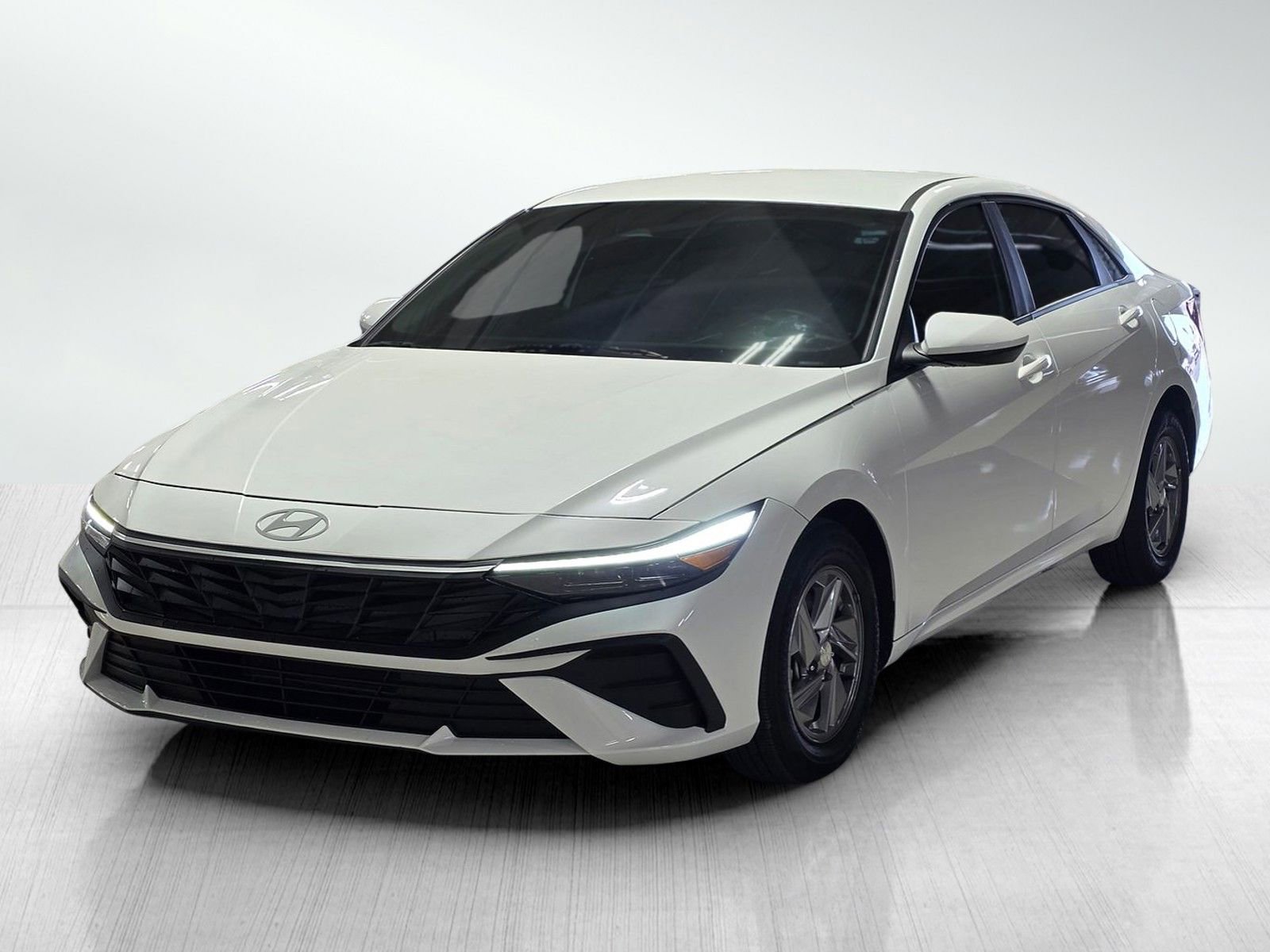 Used 2025 Hyundai Elantra SE image 3