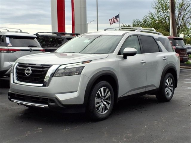 New 2025 Nissan Pathfinder SL image 2