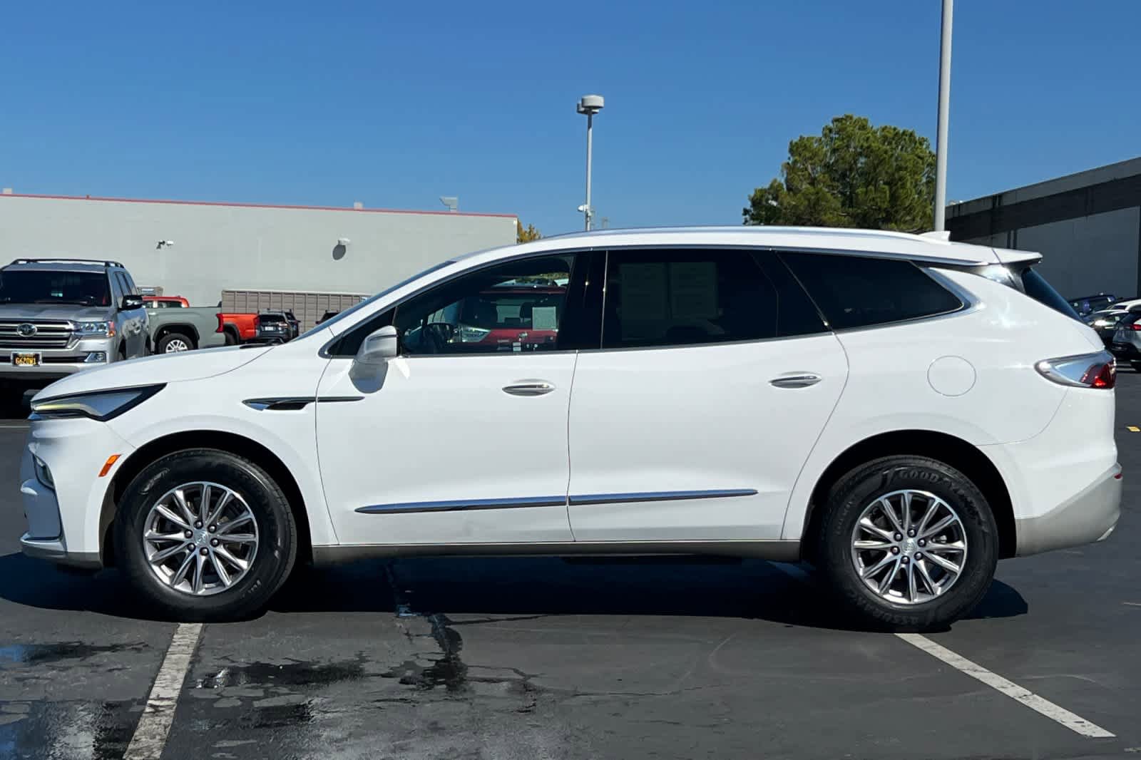 Used 2022 Buick Enclave Essence image 9