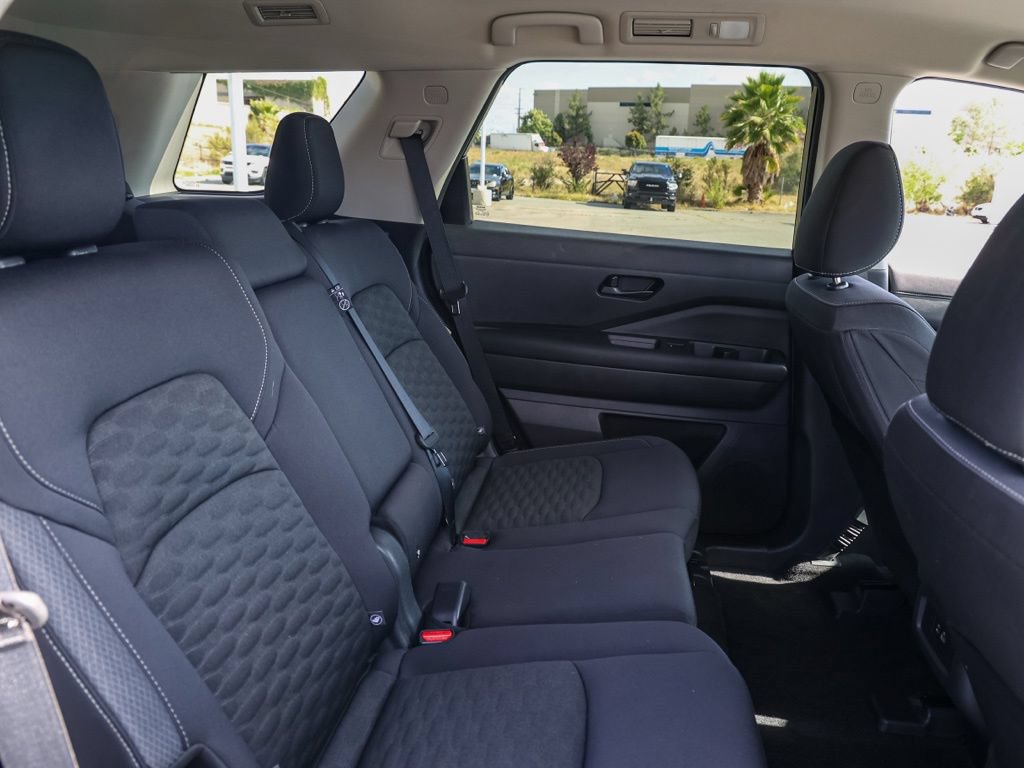 Used 2024 Nissan Pathfinder SV FWD image 17