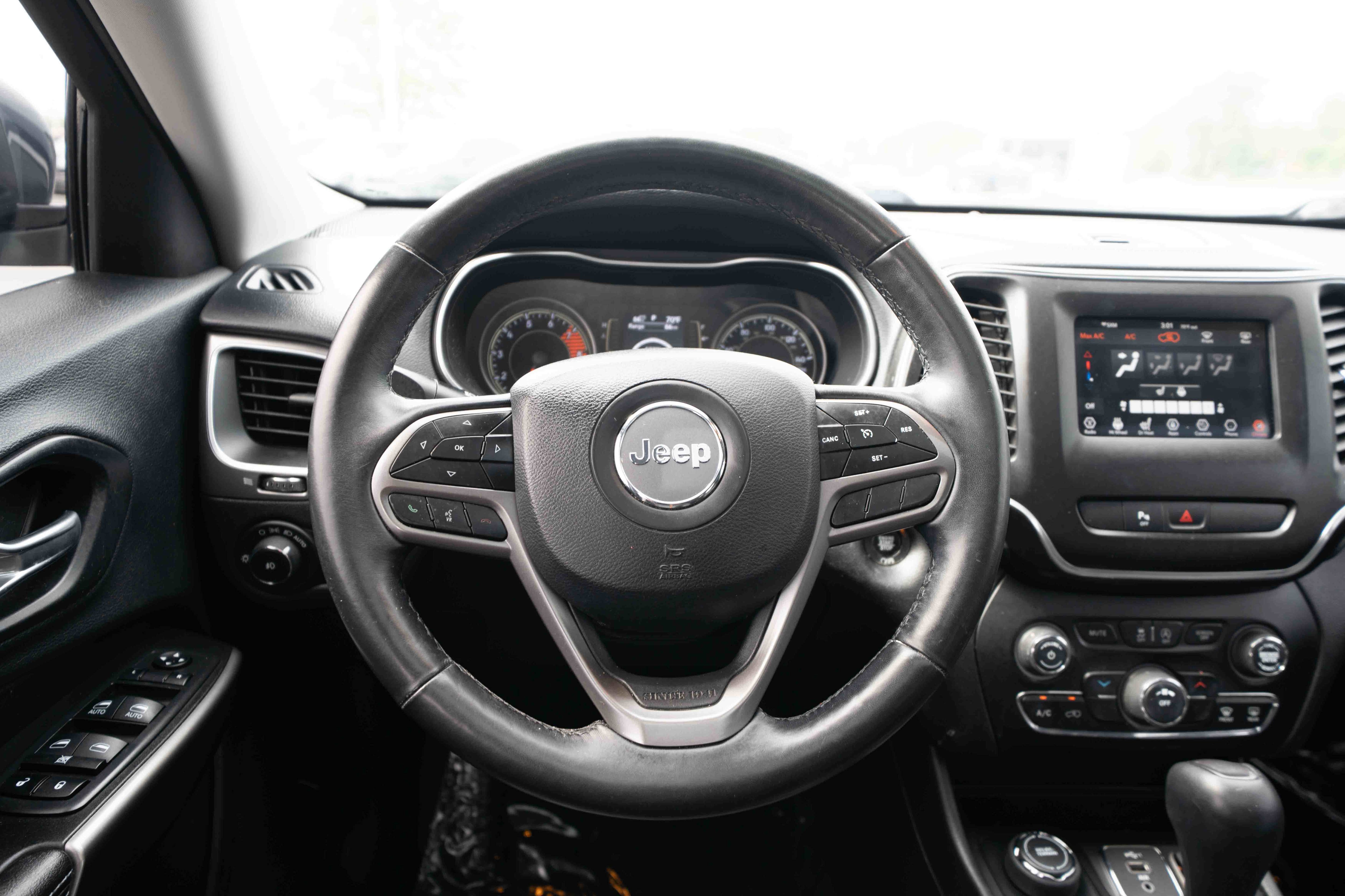 Used 2019 Jeep Cherokee Latitude Plus w/ Cold Weather Group AWD/4WD image 21