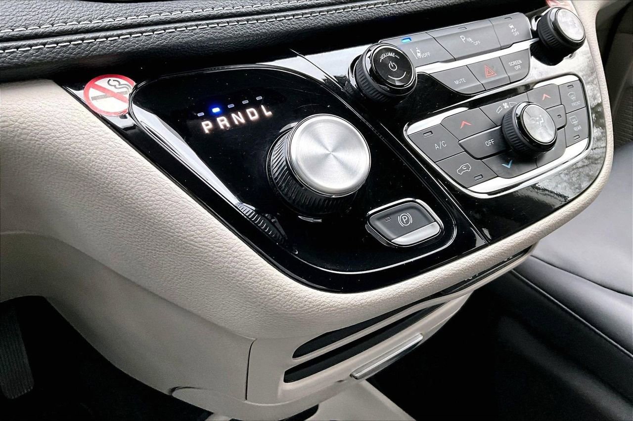 Certified 2024 Chrysler Pacifica Select image 32