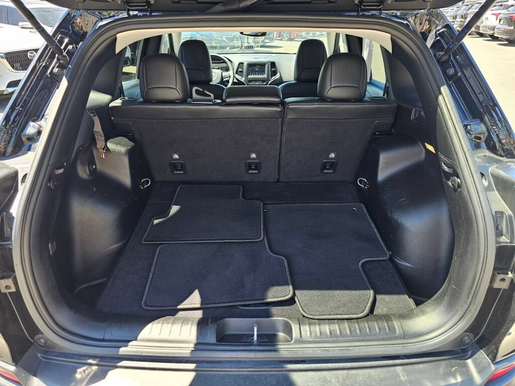 Used 2021 Jeep Cherokee Latitude Plus AWD/4WD image 22