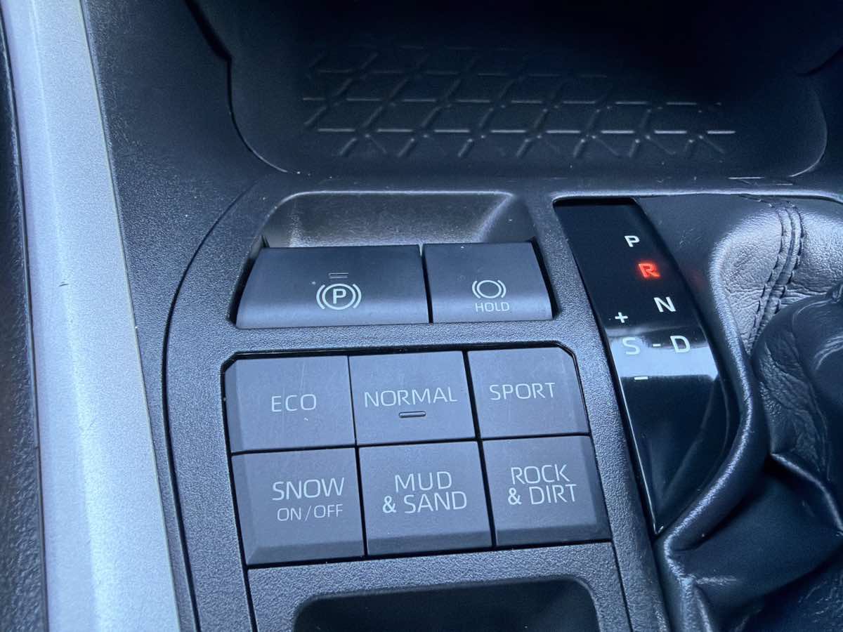 Used 2021 Toyota RAV4 XLE AWD/4WD image 27