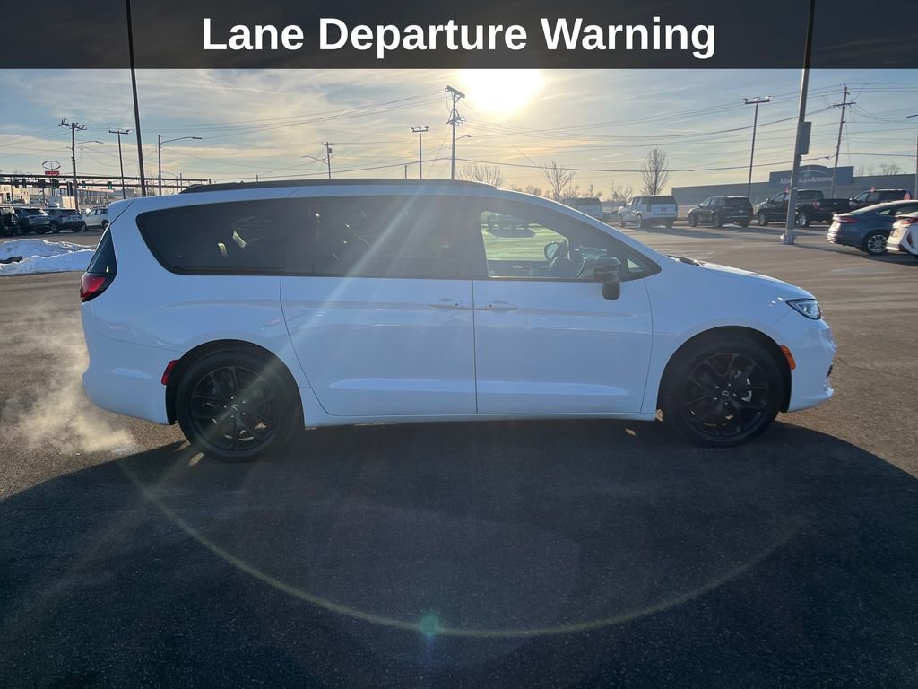 Used 2025 Chrysler Pacifica Limited image 8