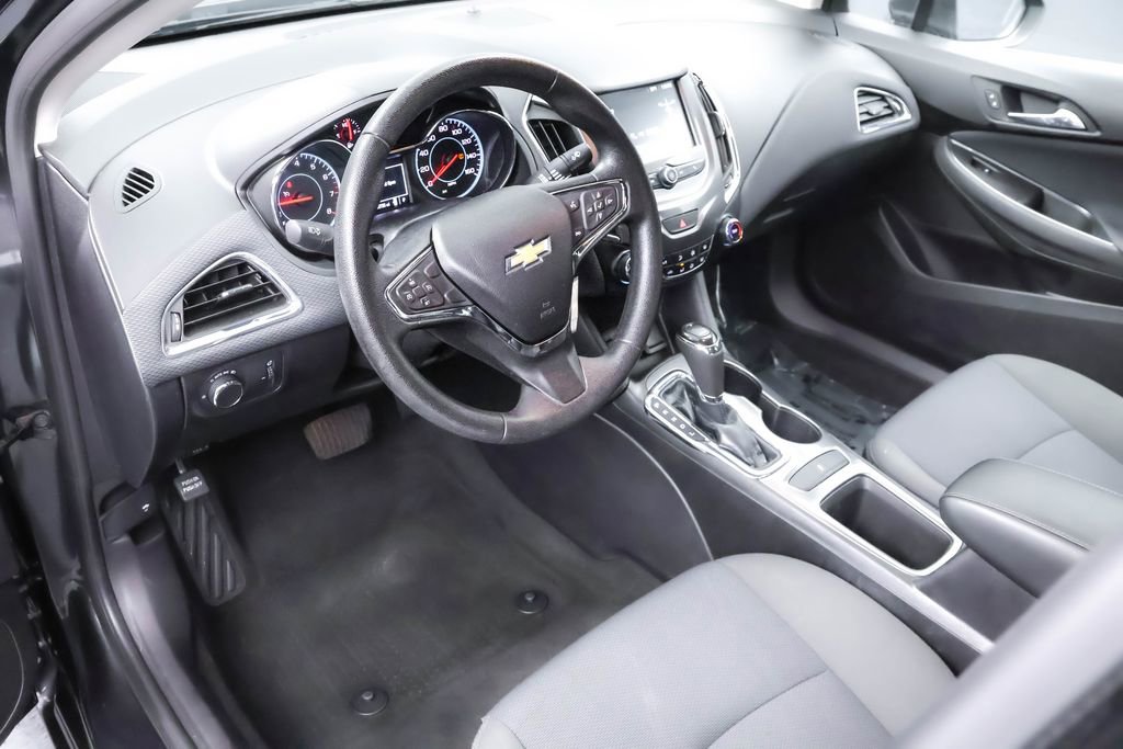 Used 2017 Chevrolet Cruze LT image 5