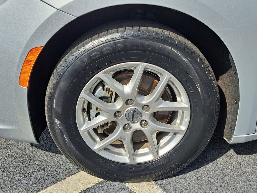 Used 2024 Chrysler Pacifica Touring-L image 16