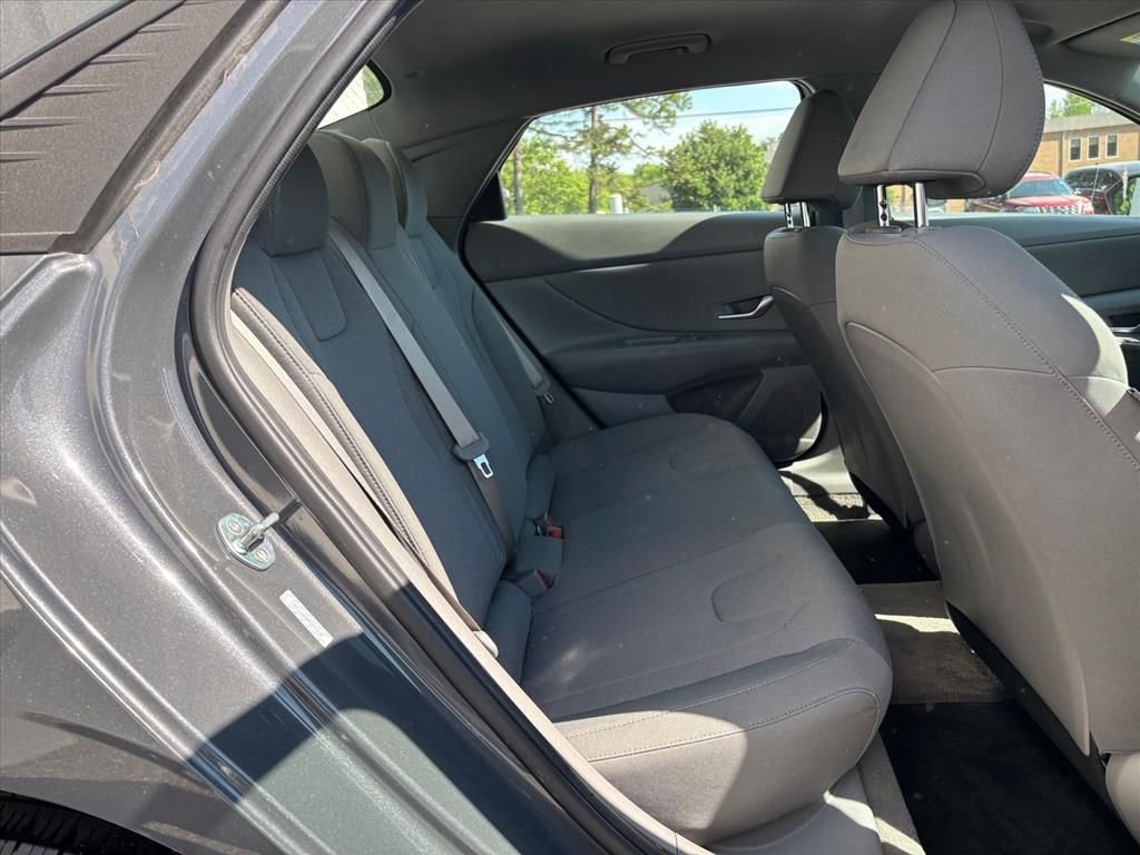 Used 2023 Hyundai Elantra SE w/ Preferred Accessory Package FWD image 11