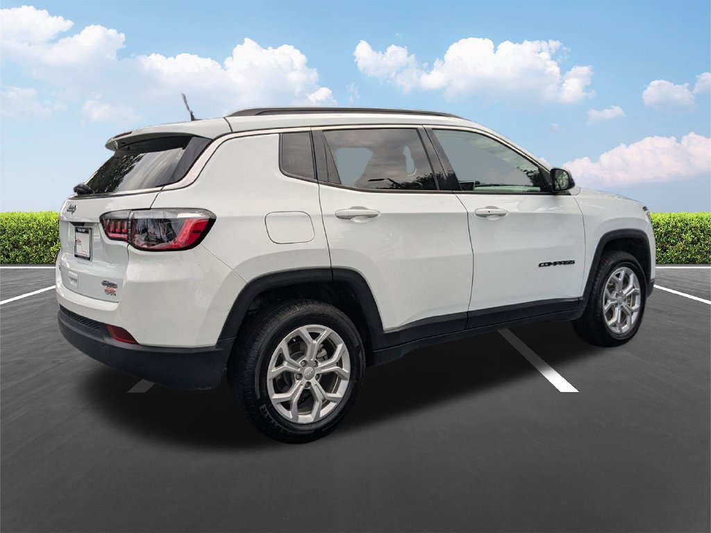 Used 2024 Jeep Compass Latitude AWD/4WD image 5