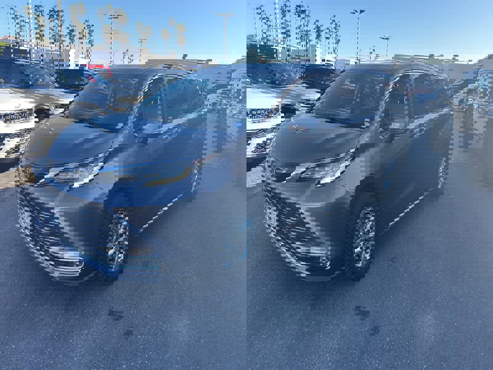 Used 2022 Toyota Sienna Limited image 2