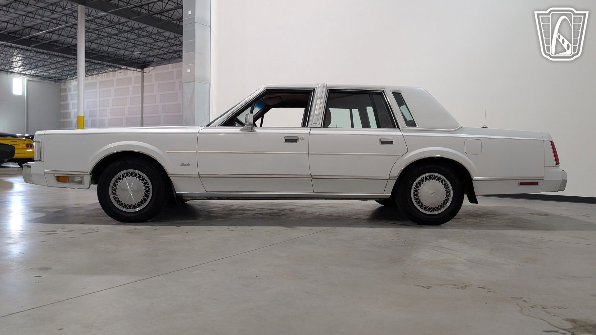 Used 1988 Lincoln Town Car RWD image 7