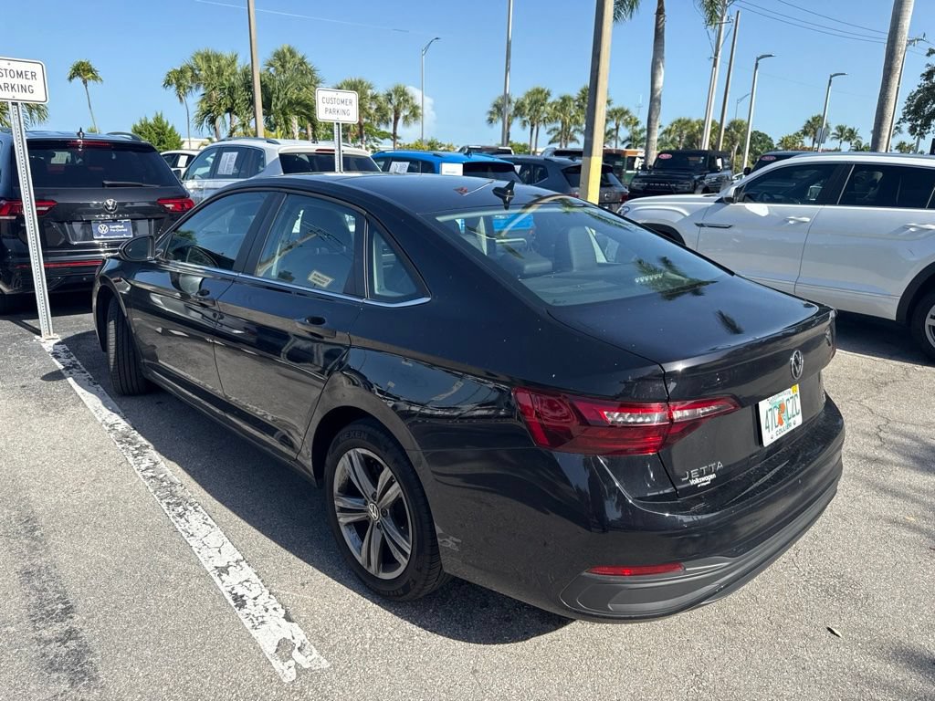 Used 2024 Volkswagen Jetta SE w/ Panoramic Sunroof Package FWD image 4