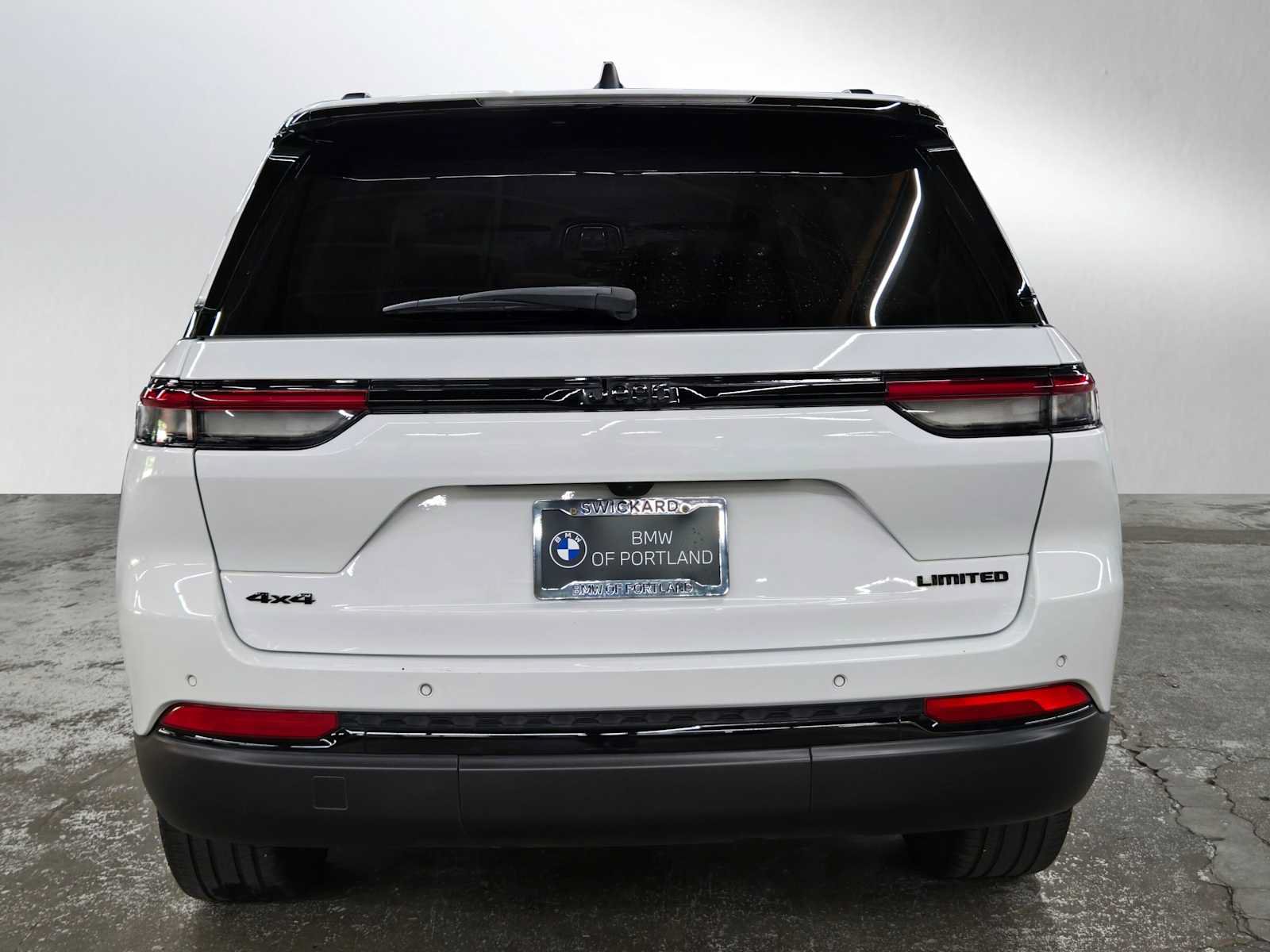 Used 2023 Jeep Grand Cherokee Limited w/ Black Appearance Package AWD/4WD image 4